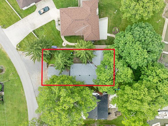 3rd image of 9517 Lake Breeze Dr