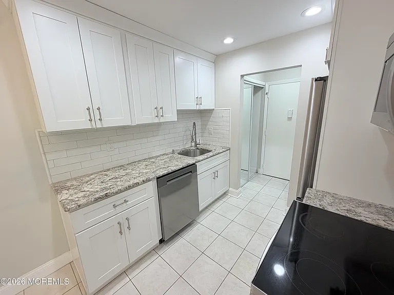 35 Amberly Dr #J — Photo 2