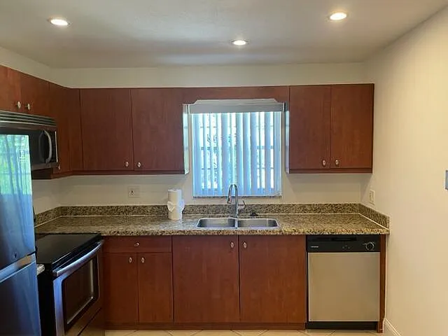2 bed, 1.0 bath, 864 sqft, $2,075 — Photo 2