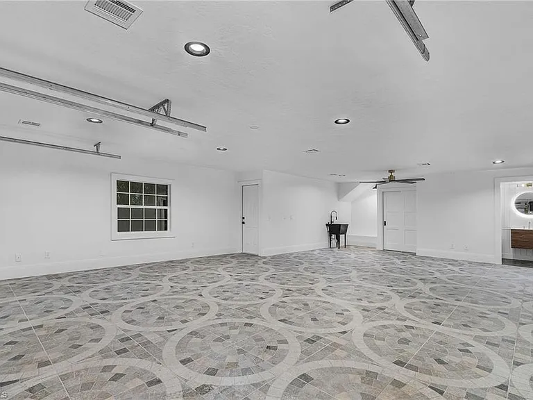 6155 Standing Oaks Ln — Photo 21