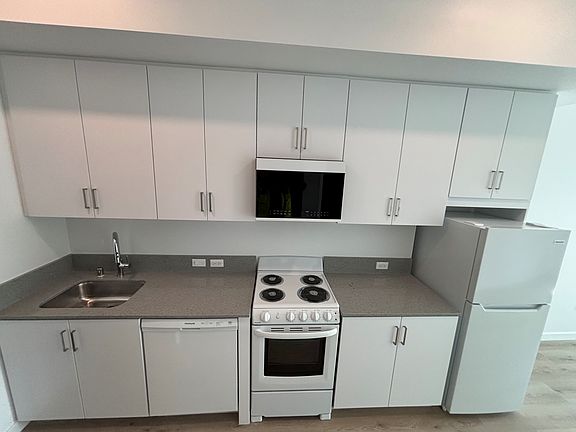 Sample Studio: A kitchen with brand NEW appliances, and white cabinets.