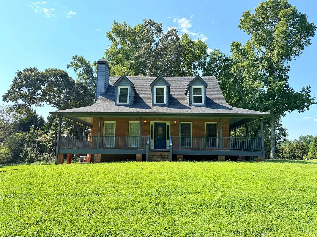 3 bed, 2.5 bath, 1745 sqft, $2,200 — Photo 1