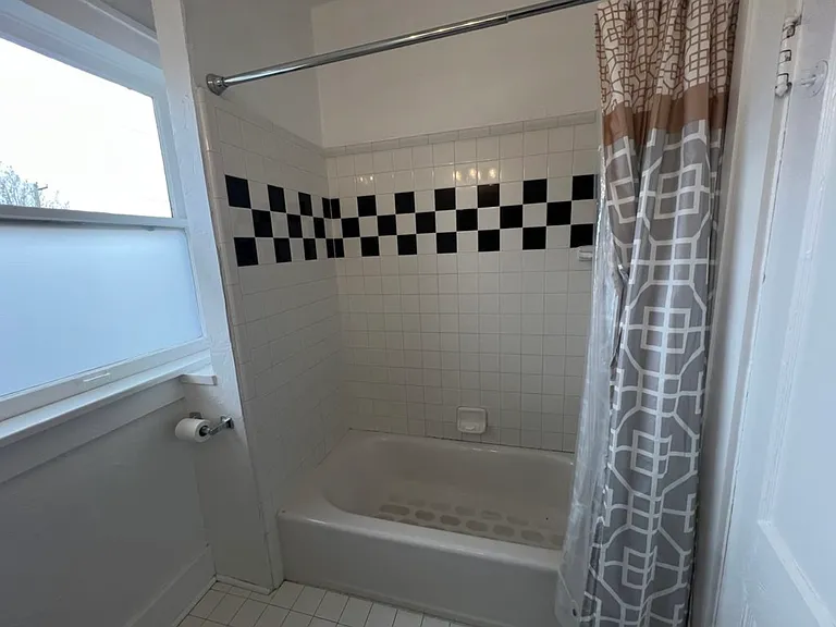3021 1/2 N Robinson Ave — Photo 7