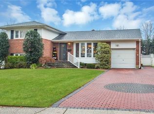 16 Genesee Dr, Commack, NY 11725