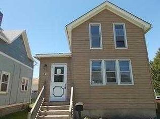 704 S 7th St, Clinton, IA 52732