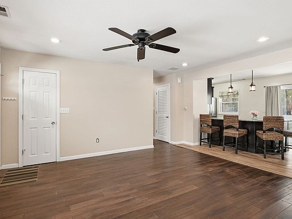 5th image of 55 Old Farm Rd