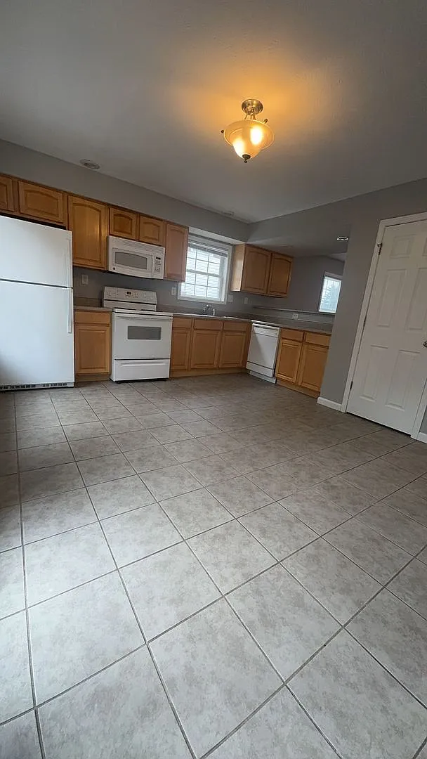 3 Bedroom Townhouse Available July 2027! Monthly Rent $1,925 — Photo 4