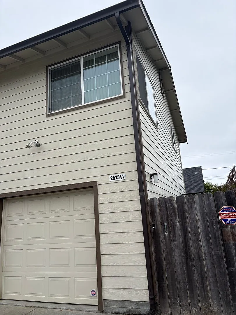2 Bed 1 Bath Apartment — Photo 1