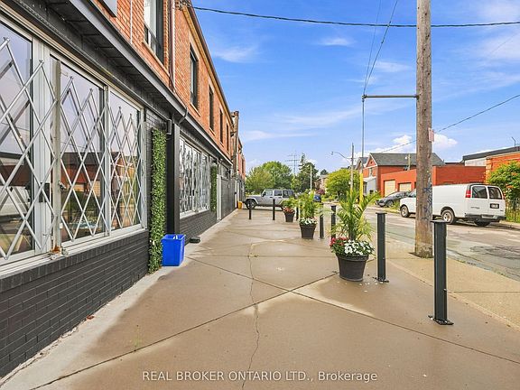 5th image of 1438A Dufferin St