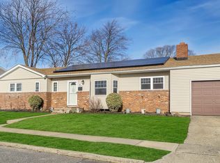 30 Wellbrock St, Lindenhurst, NY 11757