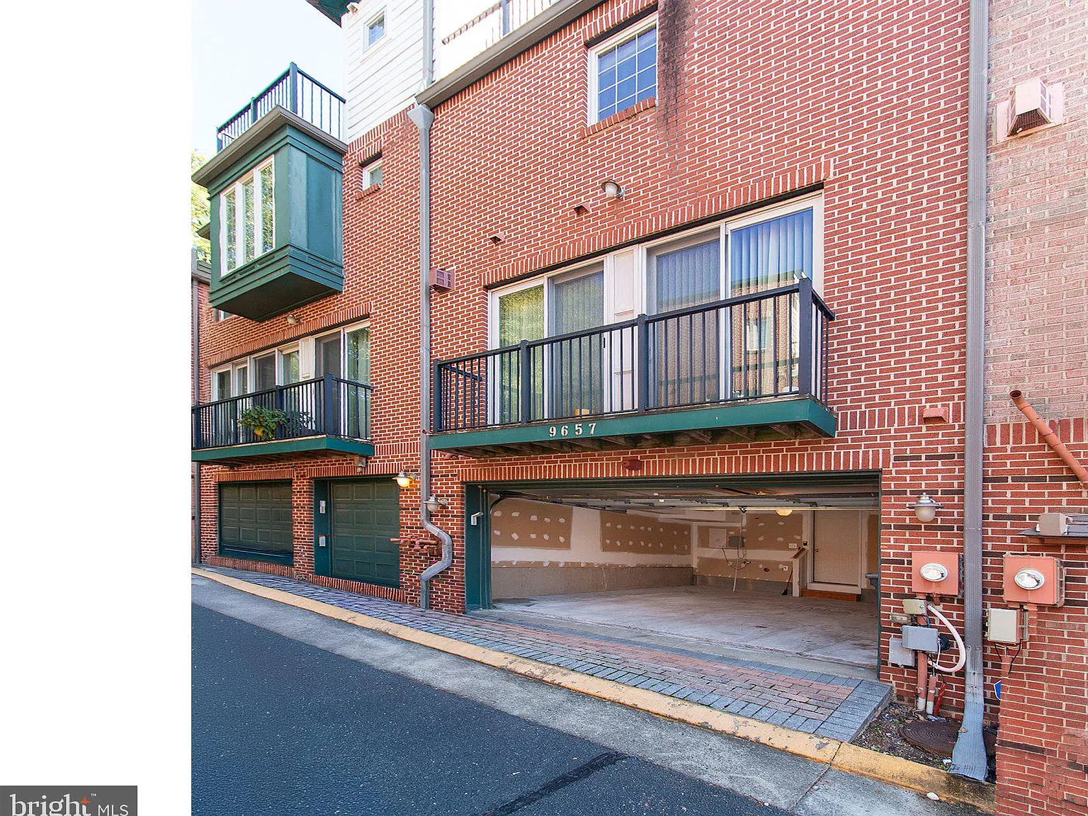 3 bed, 4.0 bath, 2048 sqft, $3,700 — Photo 4
