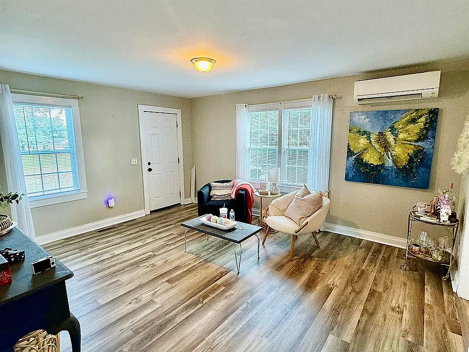 322 Irvan St — Photo 4