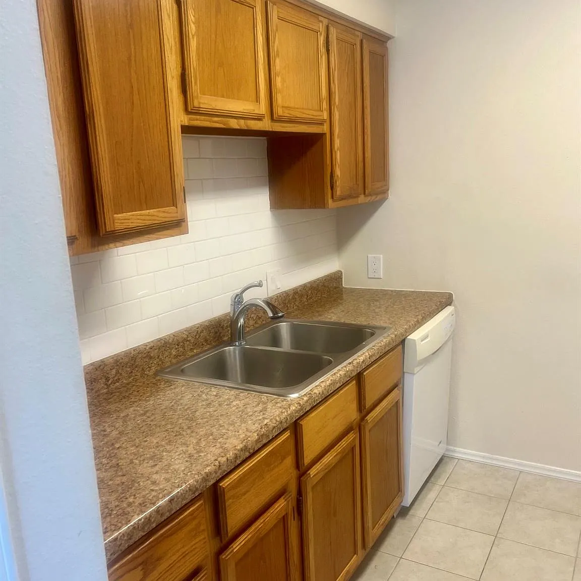2 bed, 2.0 bath, 1996 sqft, $1,650 — Photo 4