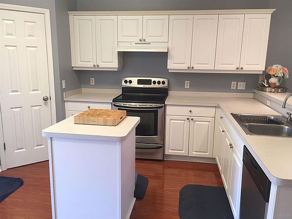 3rd image of 451 Oak Leaf Ct