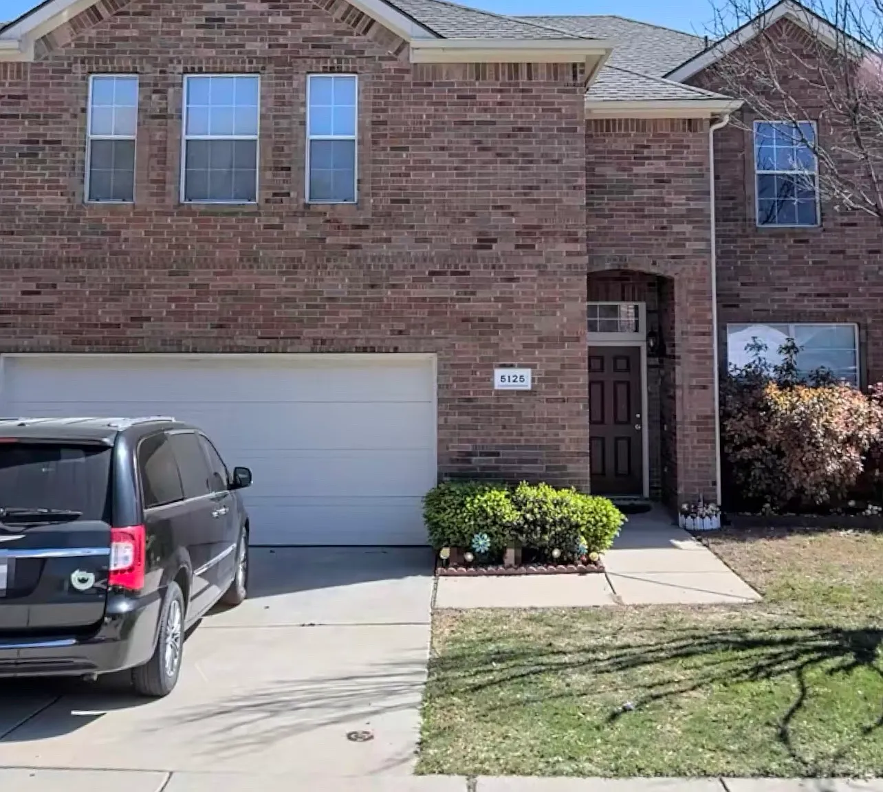 3 bed, 2.5 bath, 2360 sqft, $2,300 — Photo 1