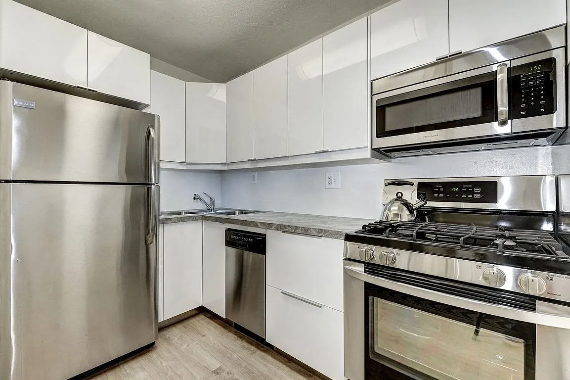 Windsor House Apartments — Photo 4
