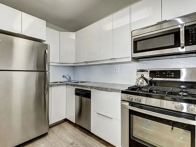 Windsor House Apartments — Photo 4