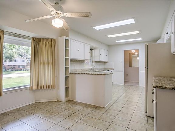 3rd image of 3205 S Glenbrook Dr