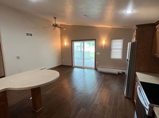 1217 Hummingbird Cir, Waterloo, IA 50702