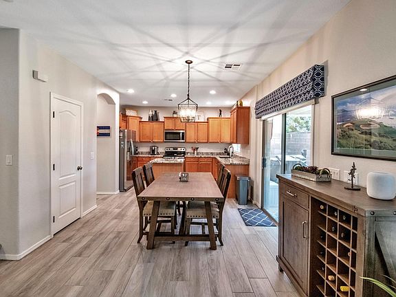 5th image of 1081 E Redwood Dr