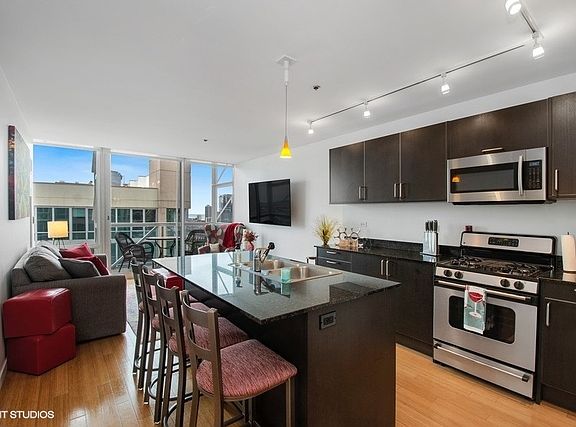 4th image of 653 N Kingsbury St APT 2104