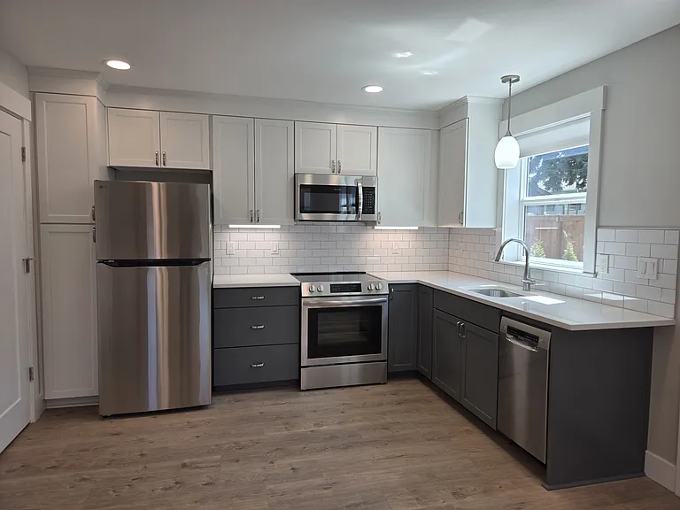 9136 N Portsmouth Ave #B — Photo 4