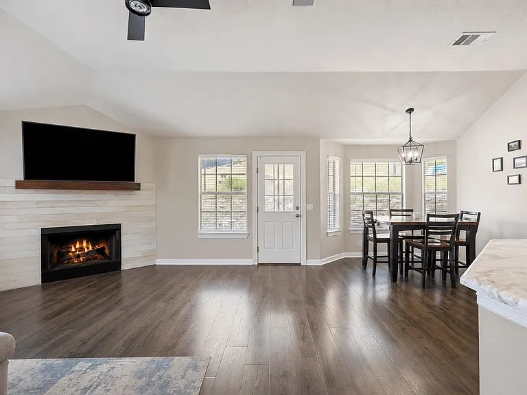 714 Newport Dr — Photo 4