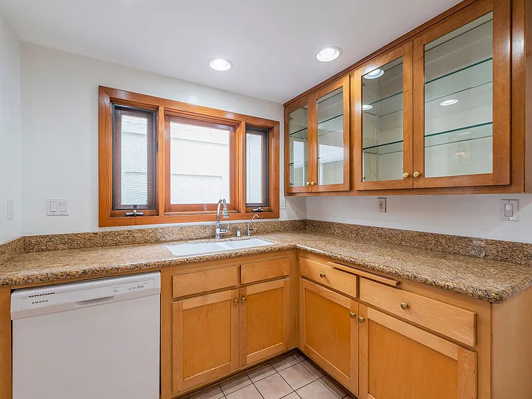 2410 Voorhees Ave #5 — Photo 7