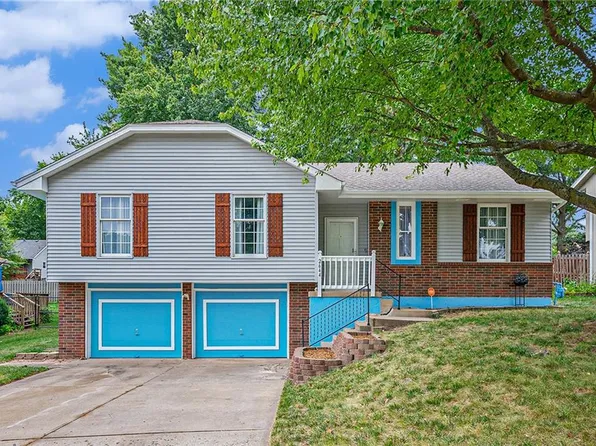 2644 NW London Dr, Blue Springs, MO 64015
