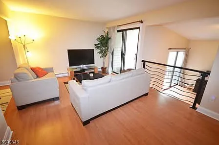 1 bed, 1022 sqft, $2,200 — Photo 2