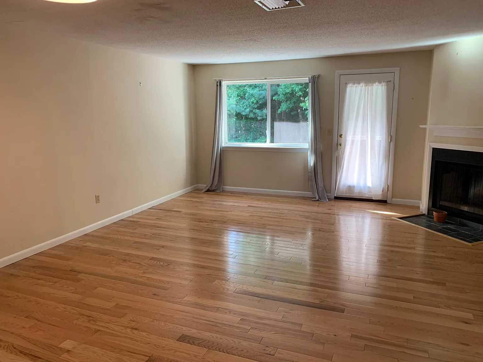 2 bed, 1.5 bath, 1236 sqft, $2,200 — Photo 3