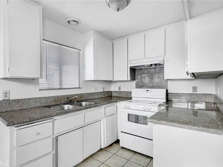 4039 Lorraine Dr #5 — Photo 12