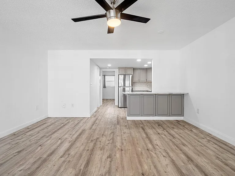 1110 N Riverside Dr #20 — Photo 28