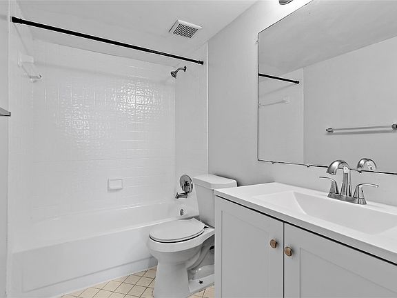 4th image of 2820 Somerset Drive #305O