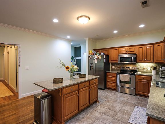 4th image of 20 Cobblestone Dr