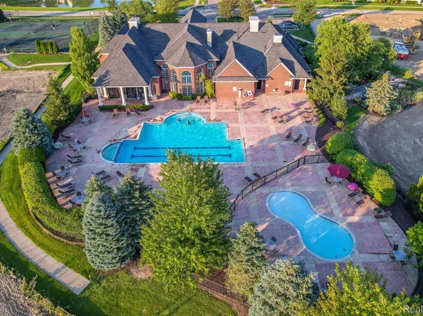 1569 E Lakeview Ln, Canton, MI 48187