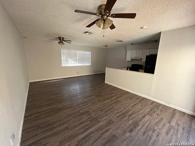 3 bed, 2.5 bath, 4401 sqft, $1,350 — Photo 3