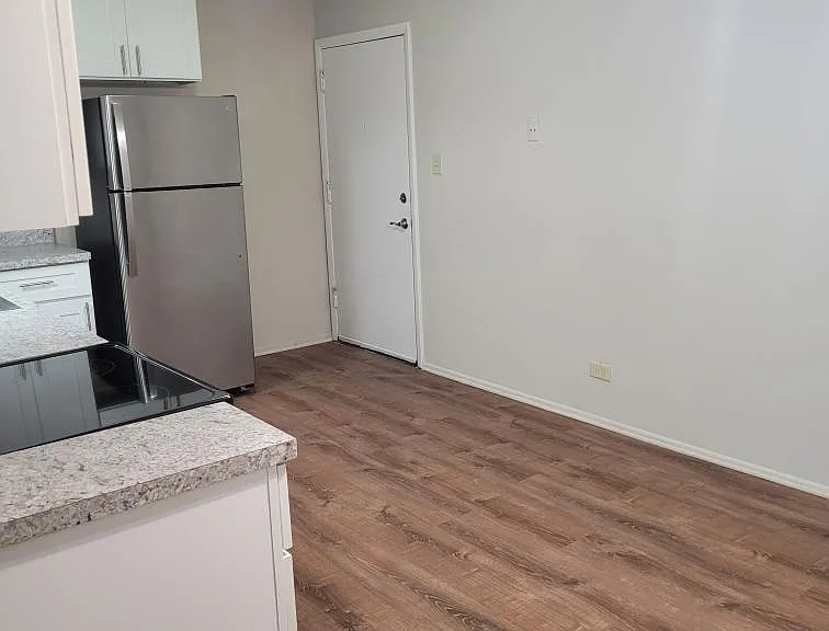 910 N River Dr #107 — Photo 3
