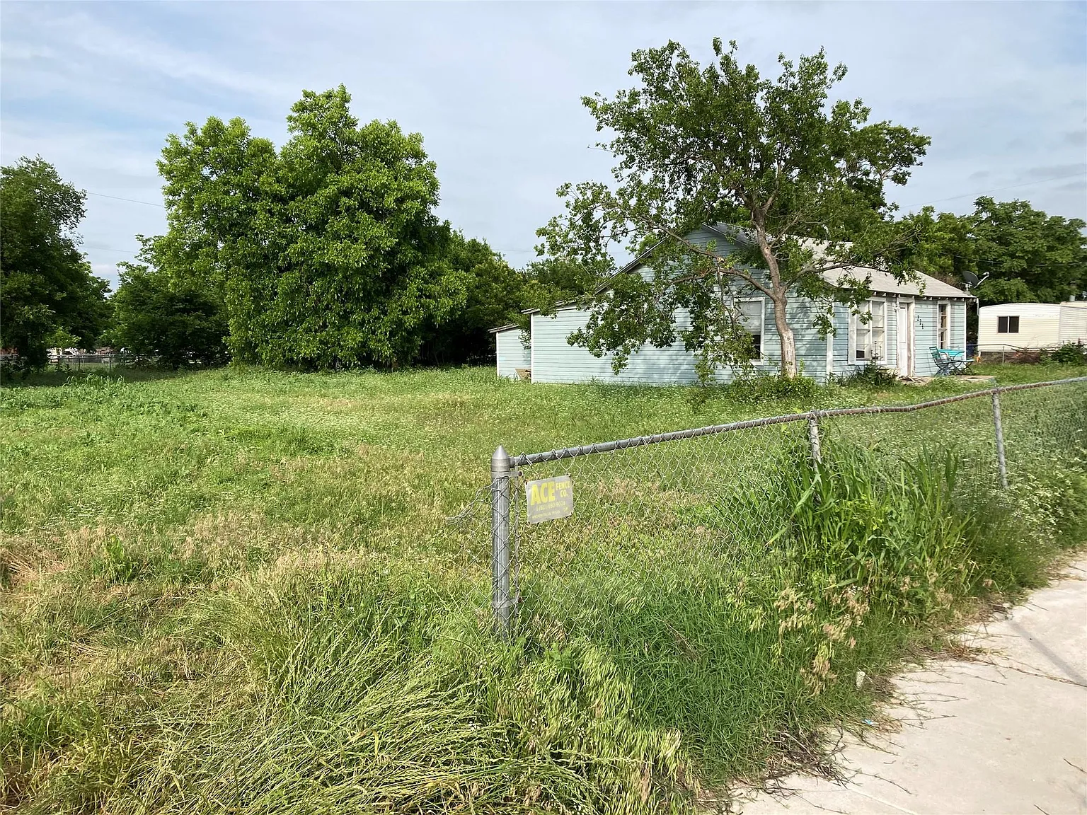 3 bed, 1.5 bath, 1100 sqft, $895 — Photo 3