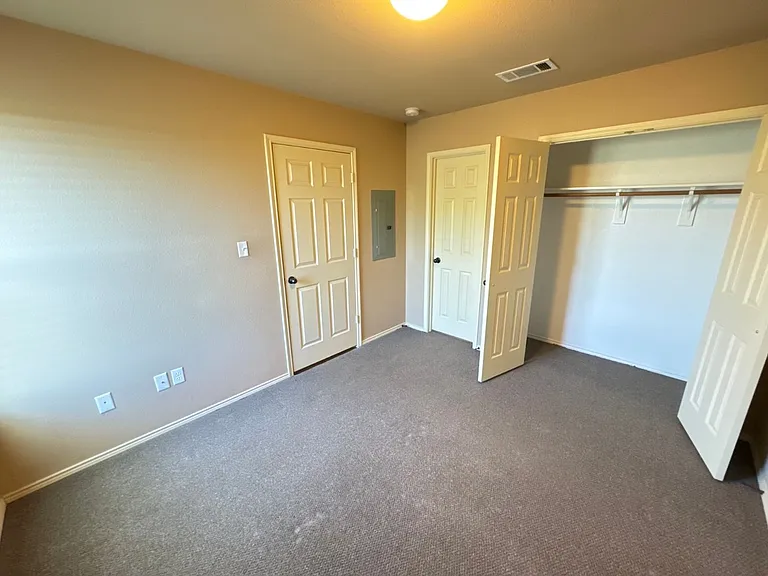 2725 Lovers Ln — Photo 20