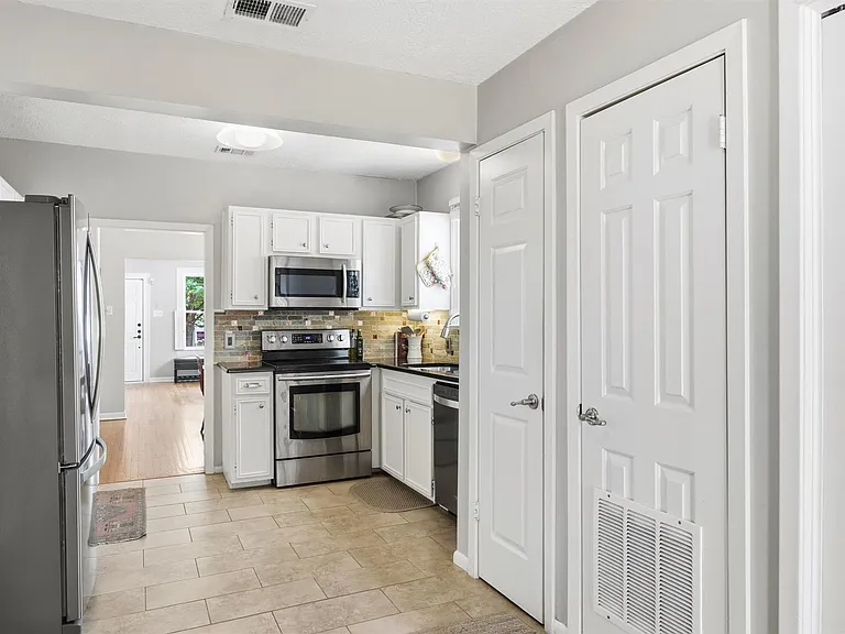 1507 Wethersfield Rd — Photo 16