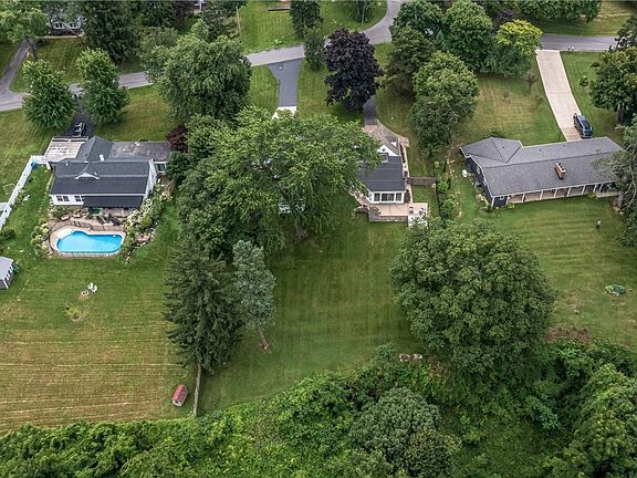 5th image of 1085 Escarpment Dr