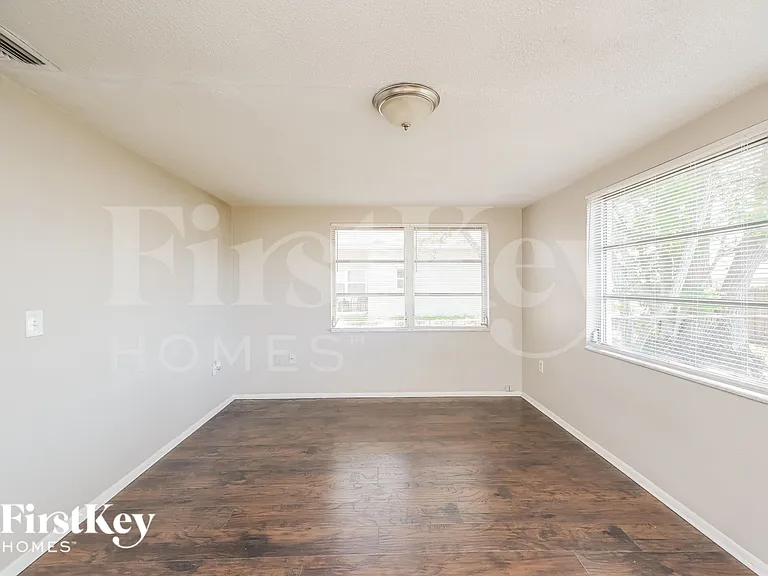 10905 Kingsbridge Rd — Photo 9