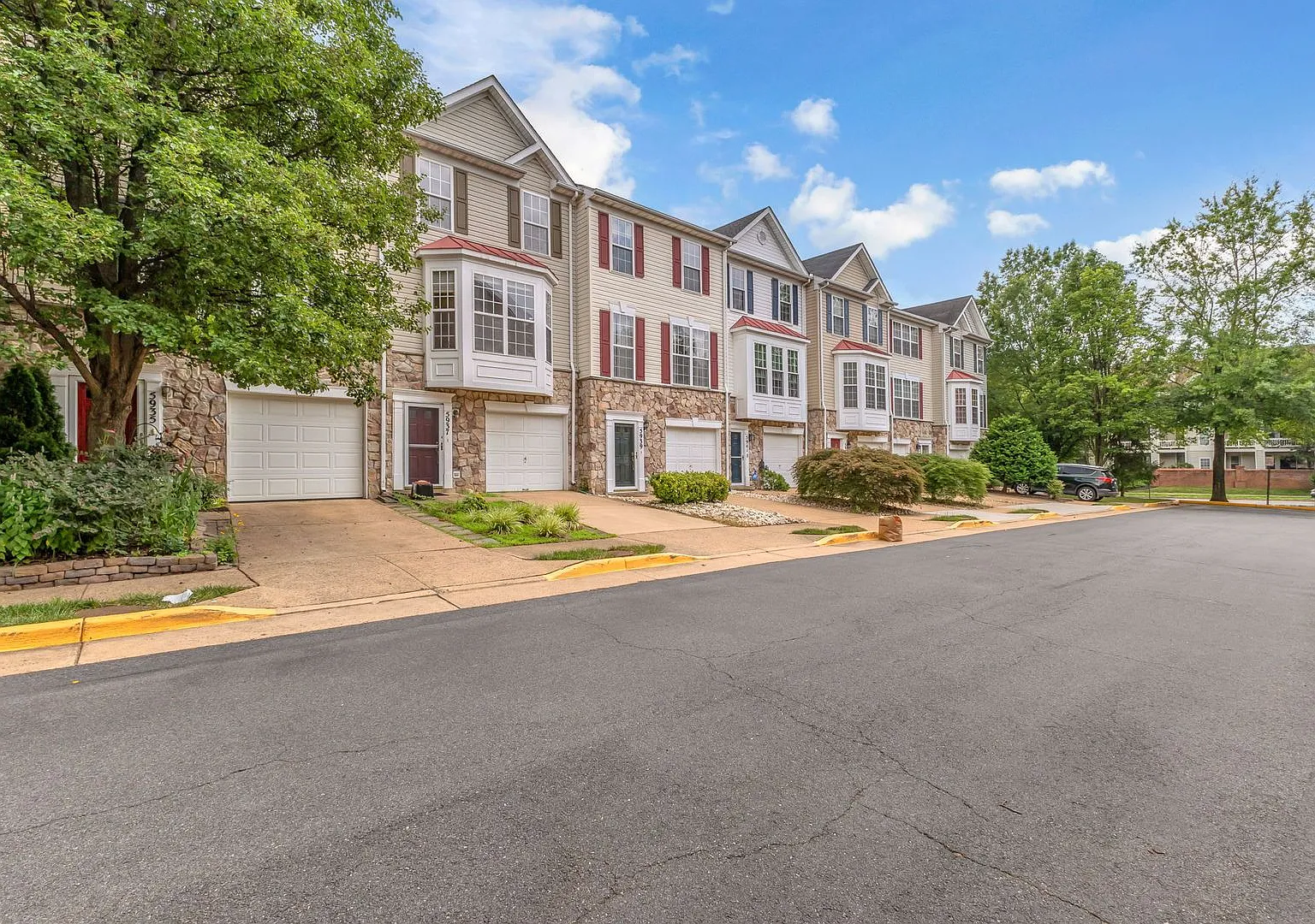 Dream Townhome in Kingstowne Updated Elegance with Flexible Living Space — Photo 2