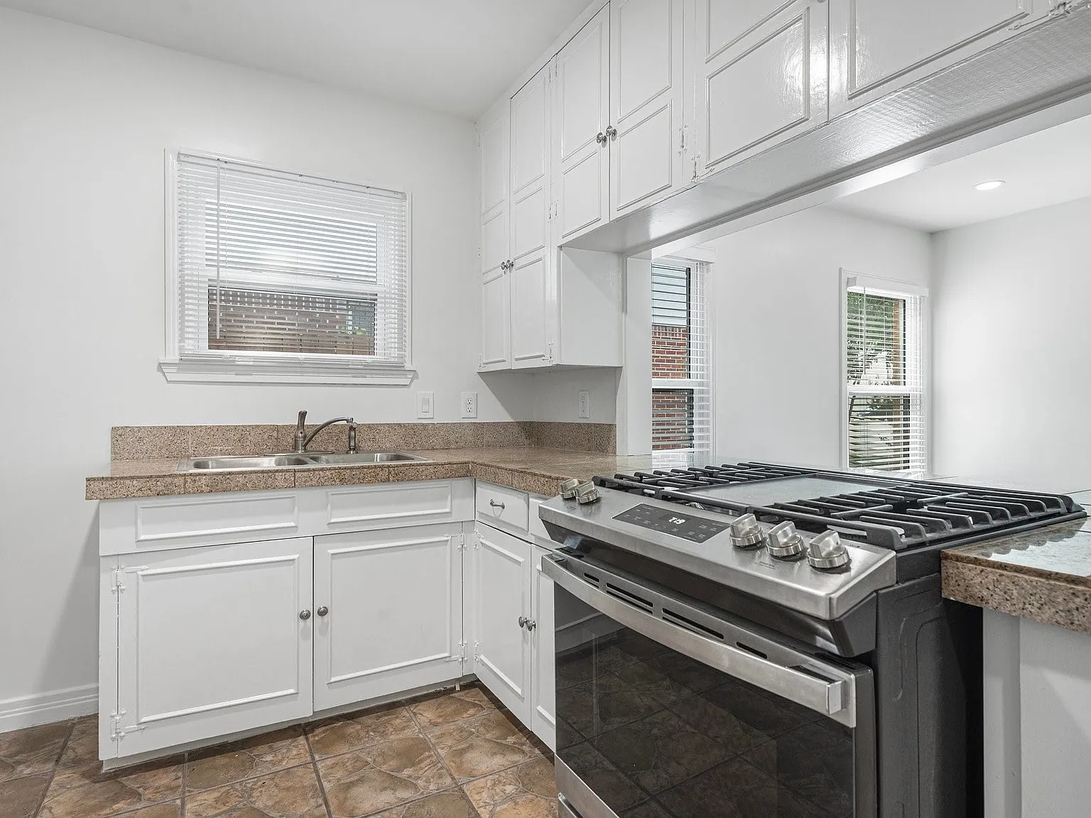 1 bed, 1.0 bath, 817 sqft, $1,725 — Photo 4