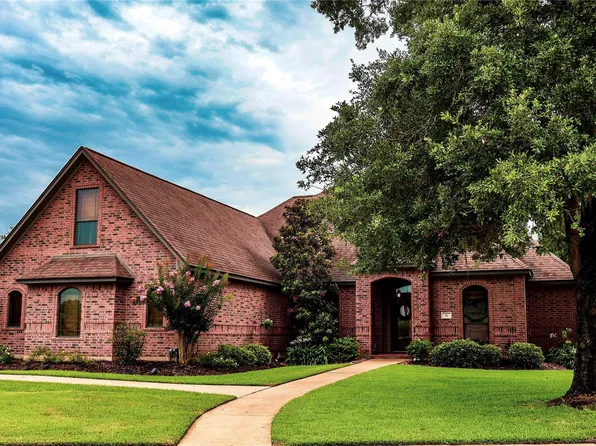 51 Red Maple Ct, Lake Jackson, TX 77566