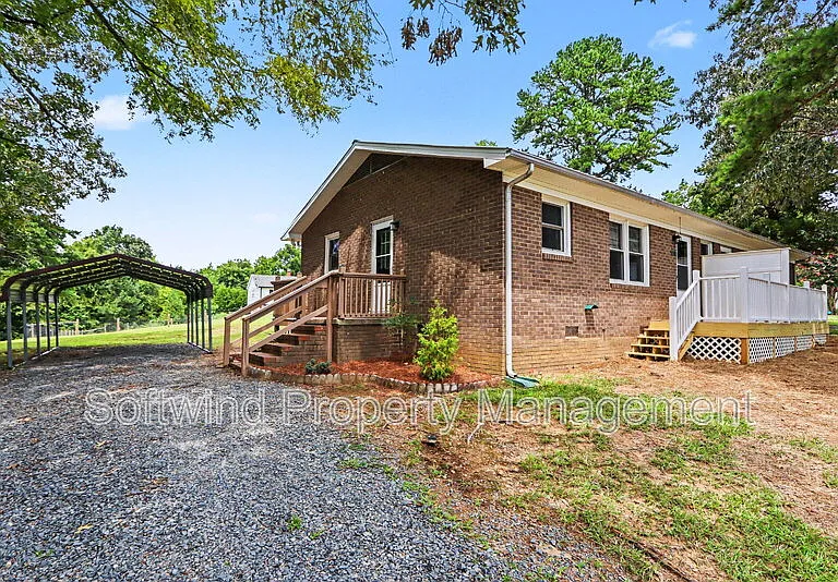 1050 Pinecrest Dr — Photo 2