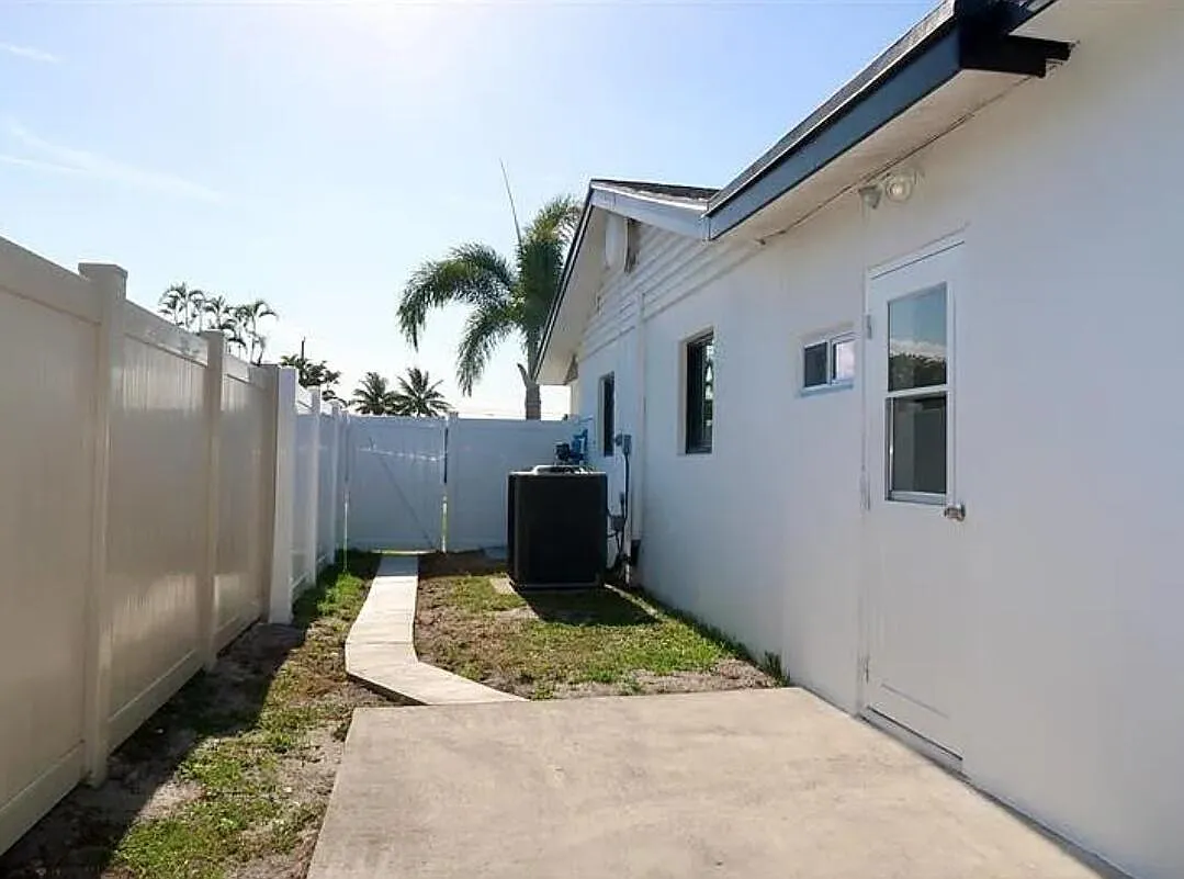 Building Photo - 436 Fontana Dr