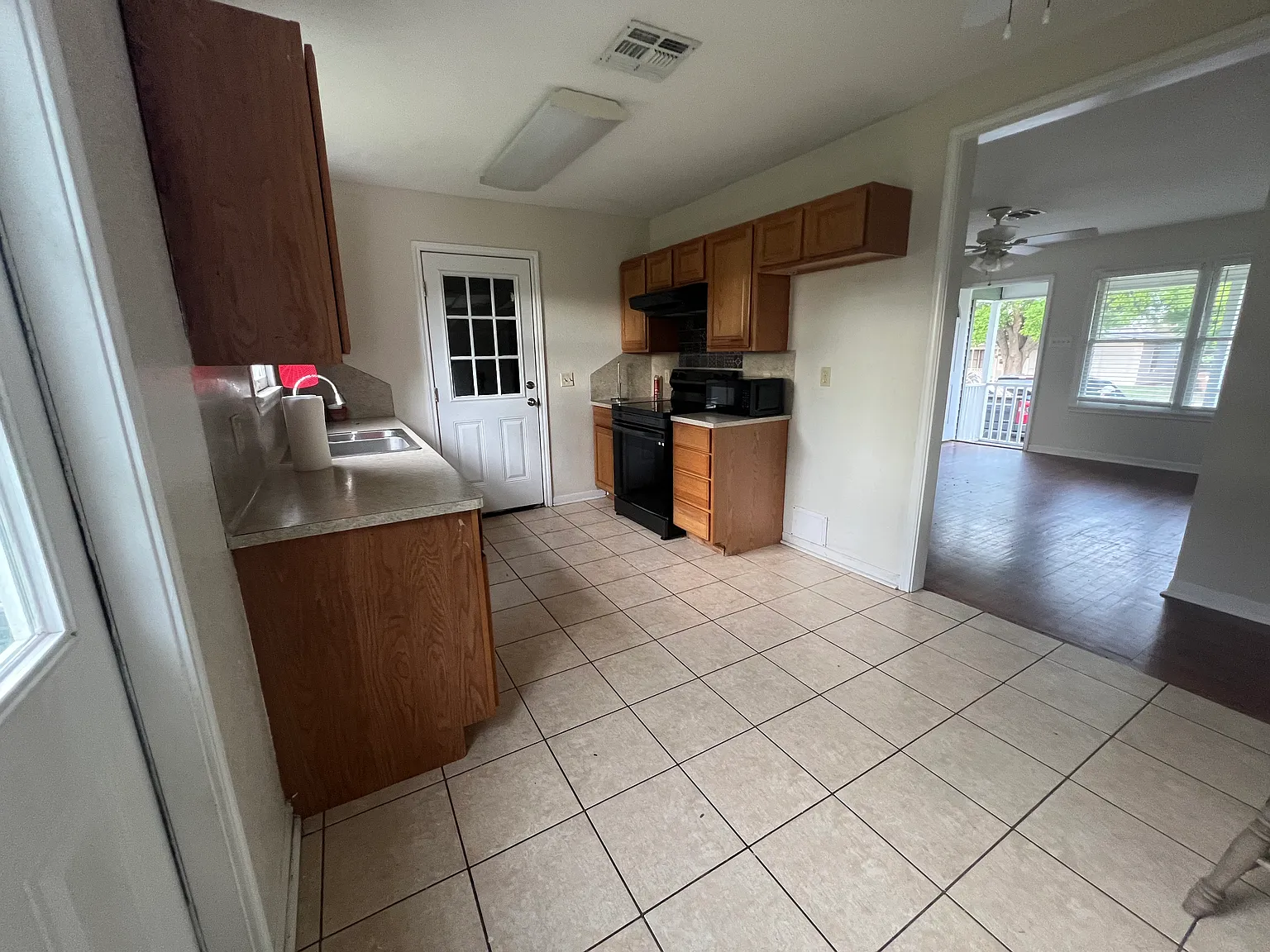 3 bed, 980 sqft, $1,200 — Photo 2