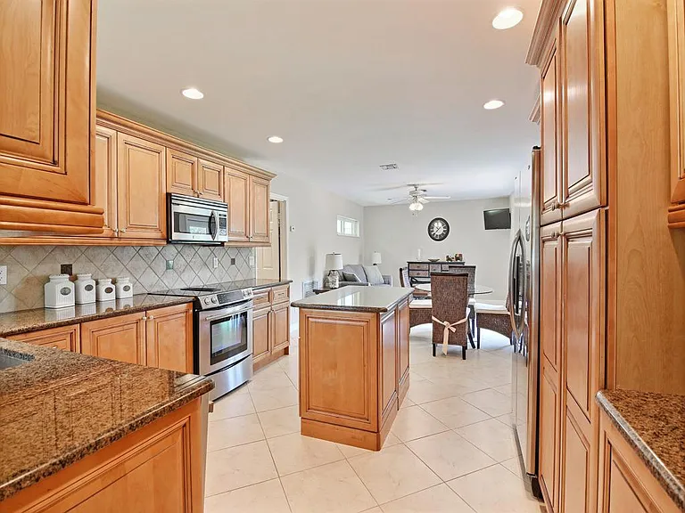956 Treasure Ln — Photo 11